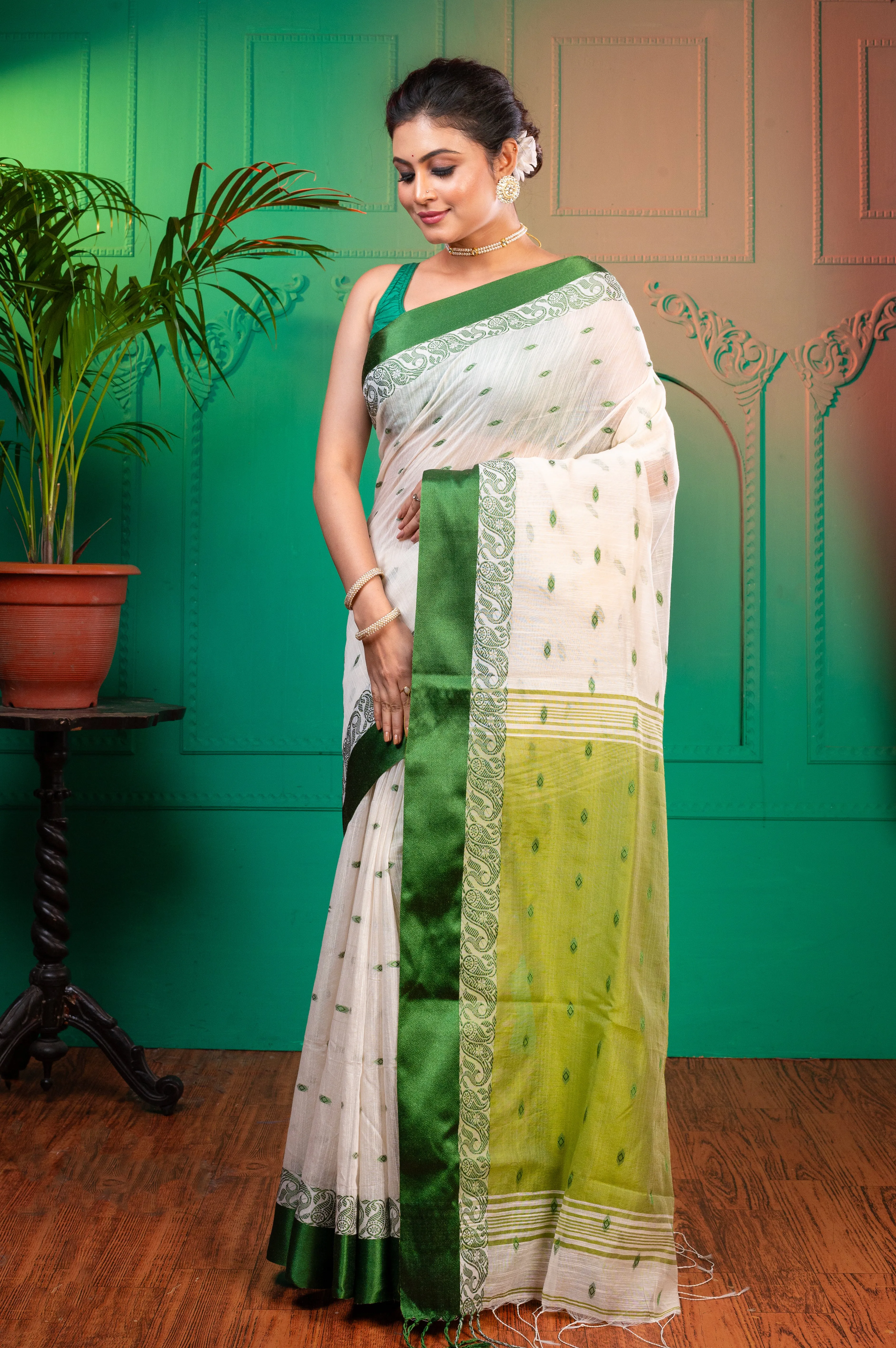 Women Off-White Handloom Cotton Saree With Green Velvet Border And Pallu