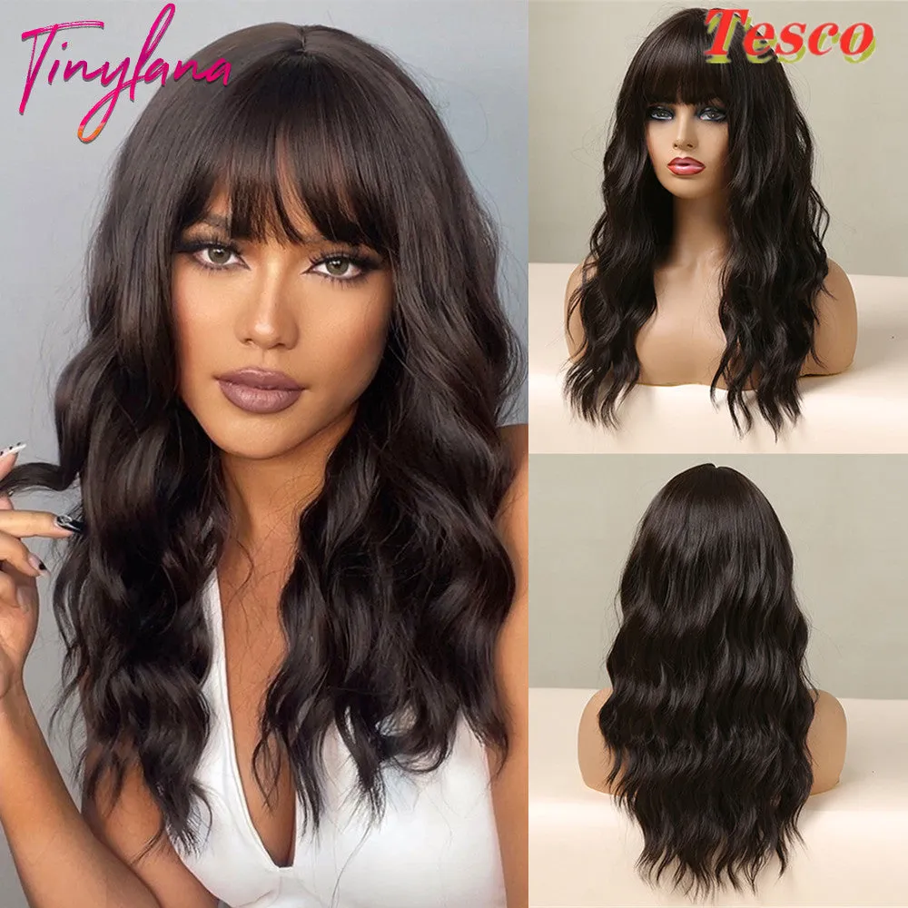 Women Wear Wavy Wigs